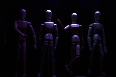 Birbirleriyle konuşurken duvara yaslanan mankenler çiziyorlardı.