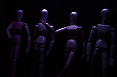 Birbirleriyle konuşurken duvara yaslanan mankenler çiziyorlardı.