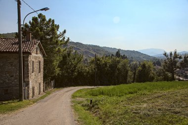 Açık bir yaz gününde Tepedeki Yol