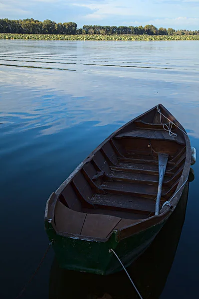 Barche Ormeggiate Sulla Riva Lago Tramonto — Foto Stock