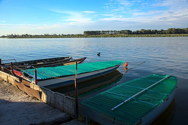 Barche Ormeggiate Sulla Riva Lago Tramonto — Foto Stock