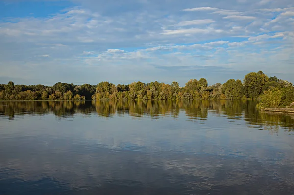 Orilla Lago Atardecer Con Árboles Cielo Fundido Agua — Foto de Stock