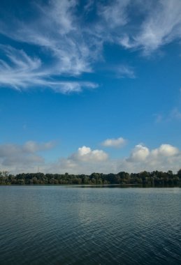 Sonbaharın başlarında açık bir gökyüzü sulara döküldü.