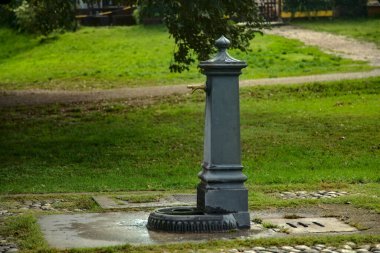 Bulutlu bir günde parkta bir çeşme