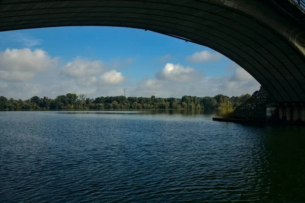 Rivage Lac Loin Encadré Par Arche Pont — Photo
