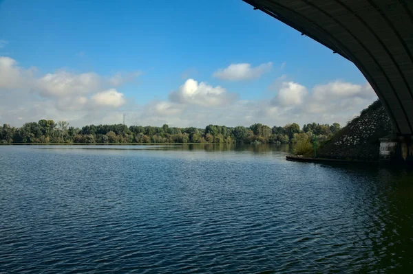 Rivage Lac Loin Encadré Par Arche Pont — Photo