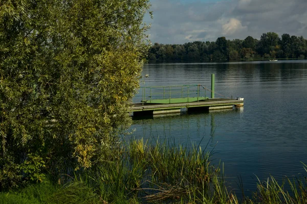 Floating Mooring Next Shore Lake Clear Day Early Autumn — Stock Photo, Image