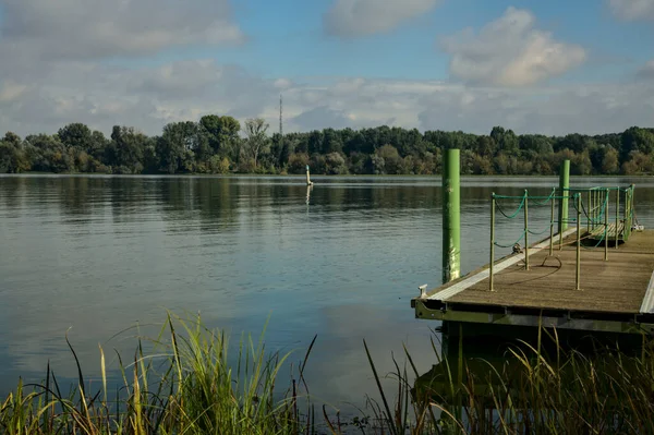 Floating Mooring Next Shore Lake Clear Day Early Autumn — Stock Photo, Image