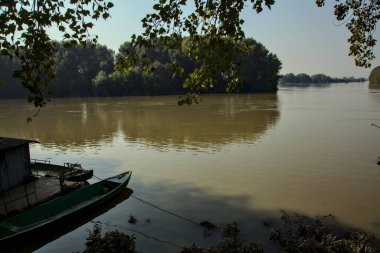 Po nehri sonbaharda kıyıdan sel gördükten sonra