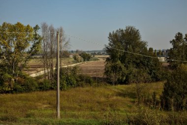 Sonbaharda kırsalda çakıl yolu öğle vakti