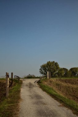 Sonbaharda şehir yolu açık bir günde öğle vakti