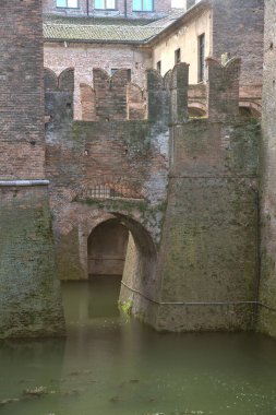 Bir şatonun köprüsüne yakın.