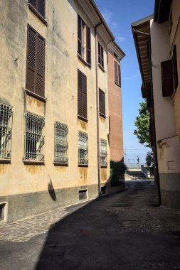 Güneşli bir günde, bir İtalyan kasabasının merdivenlerinde ve yollarında son bulan dar bir sokak.
