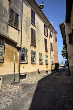 Güneşli bir günde, bir İtalyan kasabasının merdivenlerinde ve yollarında son bulan dar bir sokak.