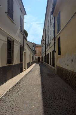 Güneşli bir günde yolun yarısı gölgede.