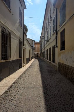 Güneşli bir günde yolun yarısı gölgede.