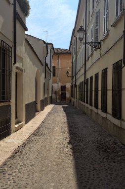 Güneşli bir günde yolun yarısı gölgede.