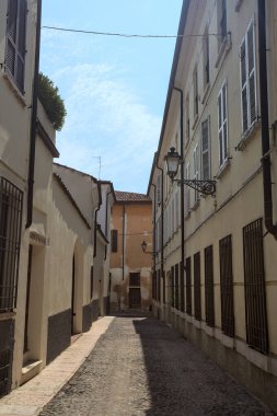 Güneşli bir günde yolun yarısı gölgede.