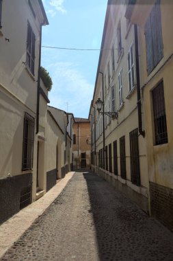 Güneşli bir günde yolun yarısı gölgede.