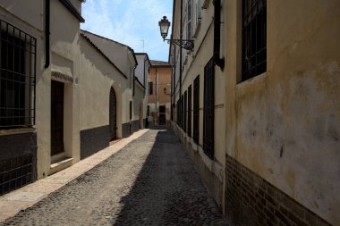 Güneşli bir günde yolun yarısı gölgede.