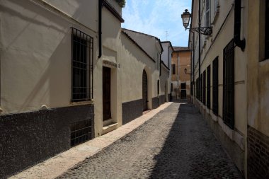 Güneşli bir günde yolun yarısı gölgede.