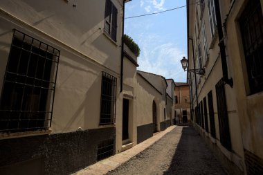 Güneşli bir günde yolun yarısı gölgede.