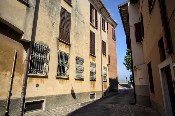 Güneşli bir günde, bir İtalyan kasabasının merdivenlerinde ve yollarında son bulan dar bir sokak.