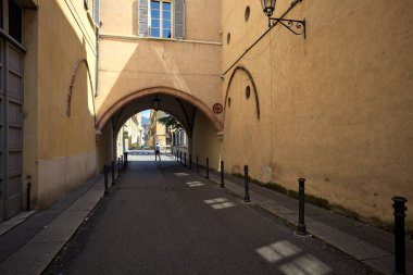 Bir İtalyan kasabasında sokak üstü kapalı bir kemer geçidinden geçiyor.