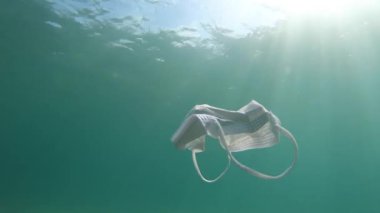 Atılmış Maske Okyanusta Yüzüyor.