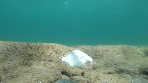 Eine Medizinische Maske Treibt Auf Dem Meeresboden Fische Checken Sie — Stockvideo