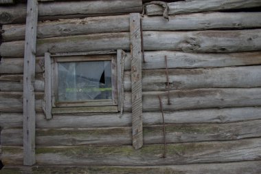 Köyde çok eski bir pencere var.