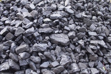 Arka plan için doğal siyah kömür. Endüstriyel kömür. Yeryüzündeki volkanik kaya enerjisi.