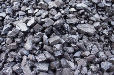 Arka plan için doğal siyah kömür. Endüstriyel kömür. Yeryüzündeki volkanik kaya enerjisi.