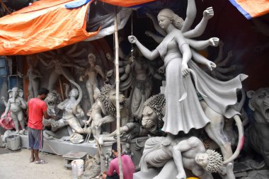 Durga putları, Batı Bengal, Hindistan 'daki ünlü Durga Puja festivaline hazır olun. Bu özenle hazırlanmış sergiler, festivalin sonunda dini bir törenle nehre batırılır. Kumartuli bu aktivitenin merkezi..