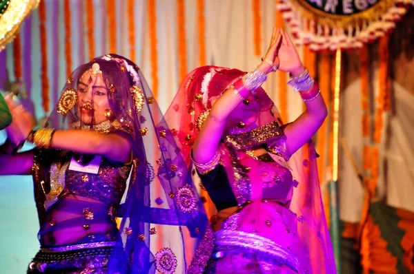 Tradycyjnie Ubrane Indyjskie Dziewczyny Wykonują Taniec Klasyczny Podczas Festiwalu Starej — Zdjęcie stockowe