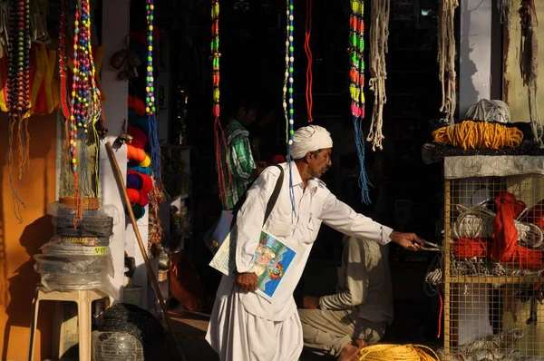 Aldeão Gujarati Inspeciona Mercadorias Uma Loja Ferragens Anjar Kutch Gujarat — Fotografia de Stock