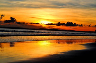 Hint Okyanusu 'ndaki Andaman & Nicobar Adaları' ndaki Radha Nagar plajında muhteşem güneş batışı ve yansımaları,