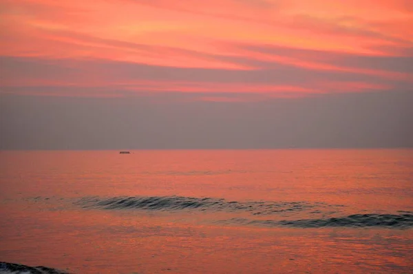 Amanecer Mar Tranquilo Los Cielos Vuelven Rosados Vizag India — Foto de Stock