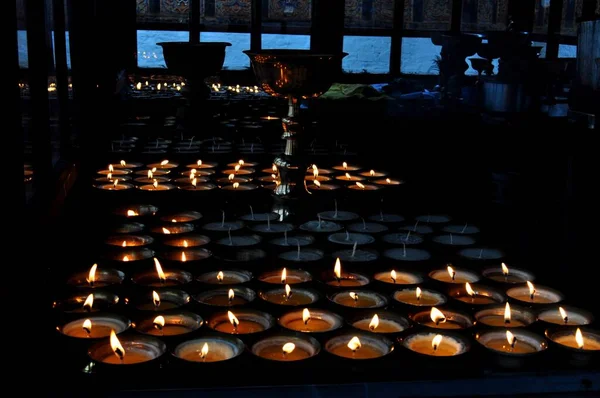 在印度坎格拉山谷的一座修道院里 数百名僧人祈祷 点燃了油灯 — 图库照片