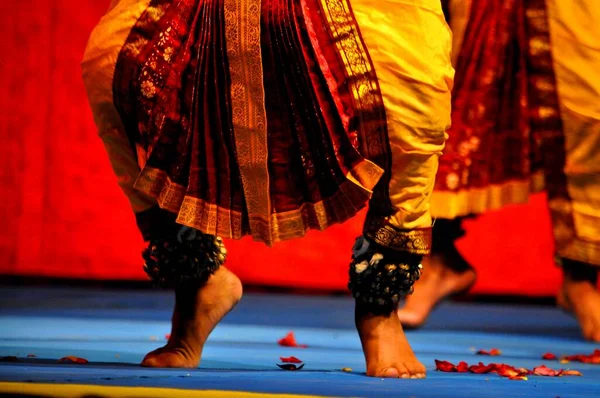 Młody Buddyjski Lama Wykonuje Taniec Podczas Festiwalu Klasztorze Północnych Indiach — Zdjęcie stockowe