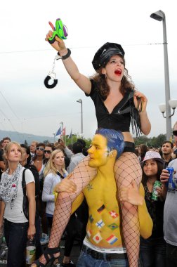 ZURİH, SWitness ZERLAND - 14 AĞUSTOS 2010: 19. Sokak Geçidi, Zürih. Avrupa 'nın dört bir yanından gelen ziyaretçiler özgürlük, sevgi ve hoşgörüyü kutluyorlar..