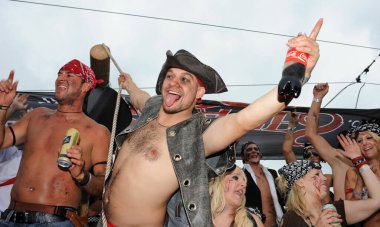 ZURİH, SWitness ZERLAND - 14 AĞUSTOS 2010: 19. Sokak Geçidi, Zürih. Avrupa 'nın dört bir yanından gelen ziyaretçiler özgürlük, sevgi ve hoşgörüyü kutluyorlar..