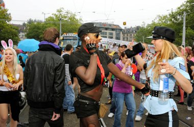 ZURİH, SWitness ZERLAND - 14 AĞUSTOS 2010: 19. Sokak Geçidi, Zürih. Avrupa 'nın dört bir yanından gelen ziyaretçiler özgürlük, sevgi ve hoşgörüyü kutluyorlar..