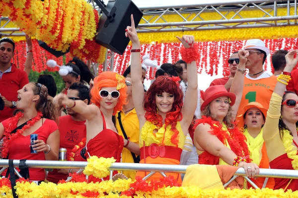 チューリッヒ スイス 2010年8月14日 チューリッヒの第19回ストリートパレード 寛容を祝うヨーロッパ中からの訪問者の群衆 — ストック写真