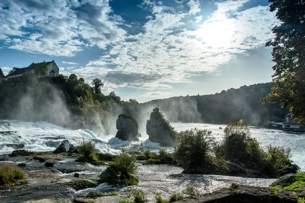 Air Terjun Rhine adalah air terjun di Sungai Rhine di Swiss — Stok Foto