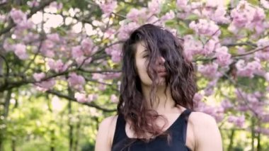 Seksi genç dansçı kadın parkta closeup yüzü.