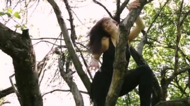 Genç seksi dansçı kadın ağaç üzerinde dans.