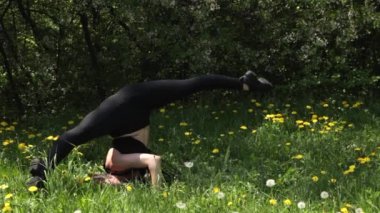 Genç seksi dansçı kadın parkta dans.