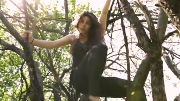 Jeune Danseuse Sexy Femme Dansant Sur Arbre — Video