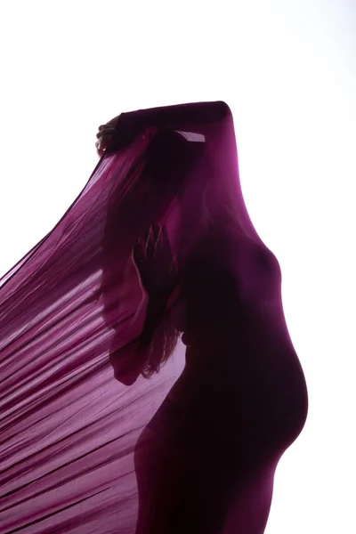 Mujer embarazada en tela púrpura . — Foto de Stock